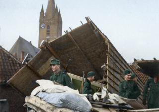 Een door Jakob Lagerweij ingekleurde oorlogsfoto met de kerktoren van Kapelle
