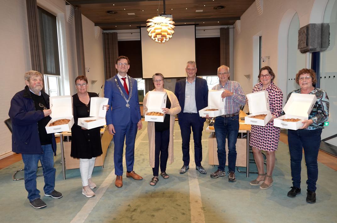 Uitreiking appeltaarten Quick Scan Lokale Democratie