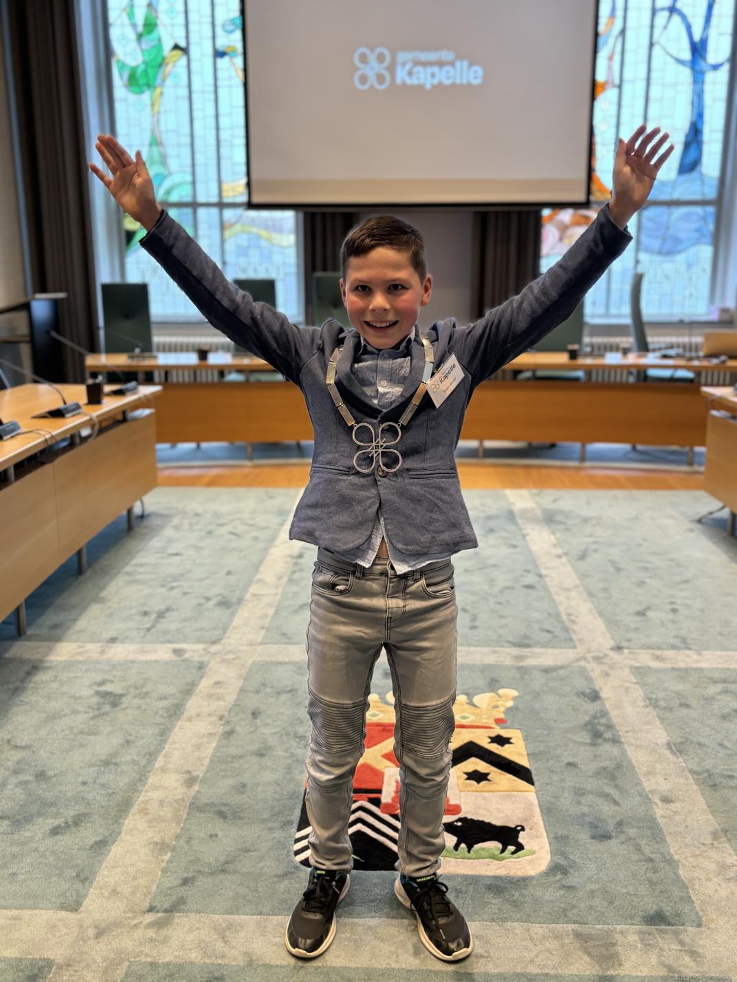 Nieuwe kinderburgemeester Tygo in de raadszaal