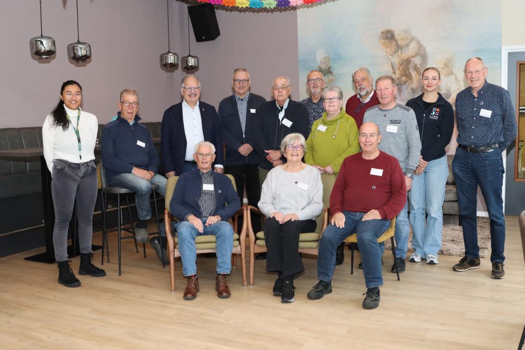 Vrijwilligers repair café krijgen jubileumspeldje van wethouder.