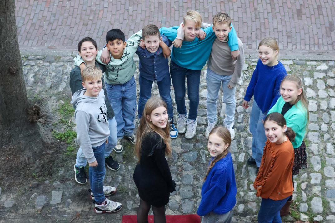 Groepsfoto van de nieuwe kinderraadsleden