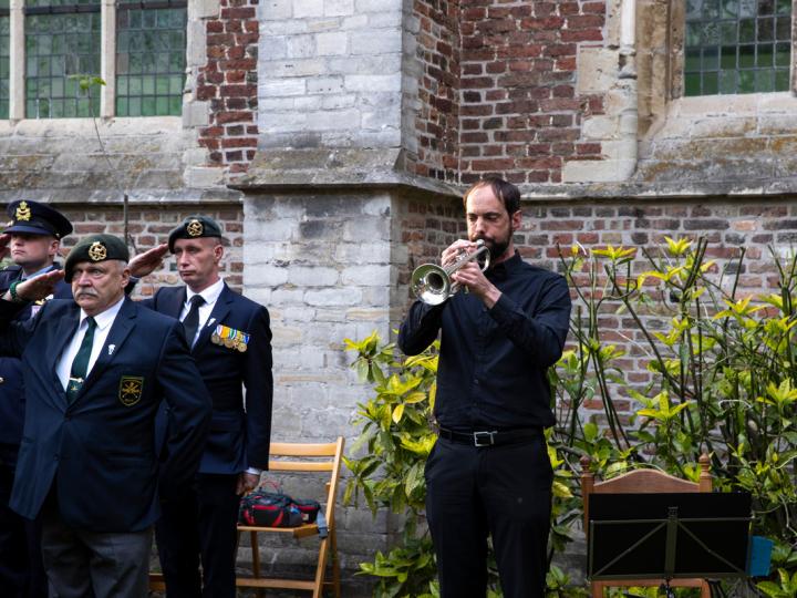 trompetist met veteranen tijdens de herdenking 4 mei bij Hervormde kerk in Kapelle