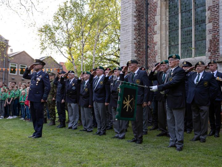 Veteranen tijdens de herdenking 4 mei bij Hervormde kerk in Kapelle