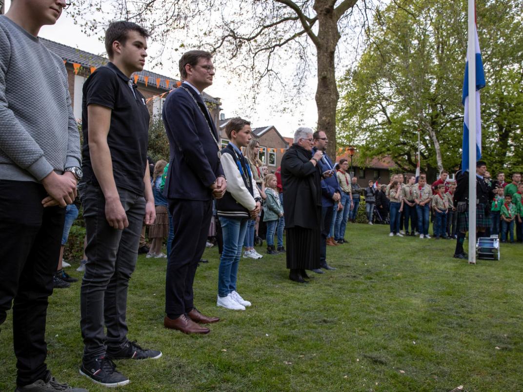 Mensen in kerktuin tijdens 4 mei herdenking in Kapelle