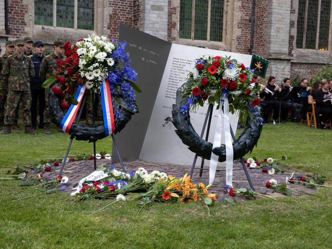 Kransen in kerktuin bij Hervormde kerk in Kapelle tijdens 4 mei herdenking