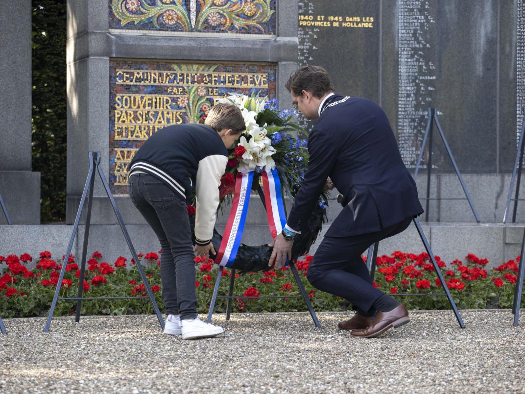 Franse Herdenking 2023 Kranslegging burgemeester en kinderburgemeester