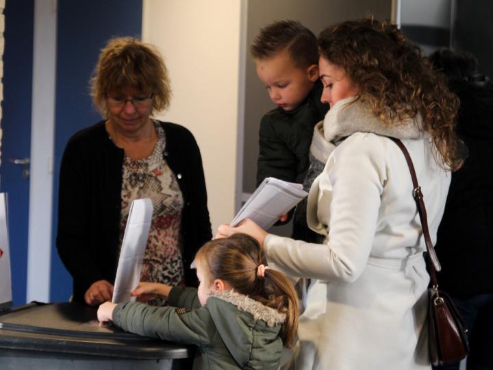 Moeder met twee kinderen gooit stembiljet in stembus