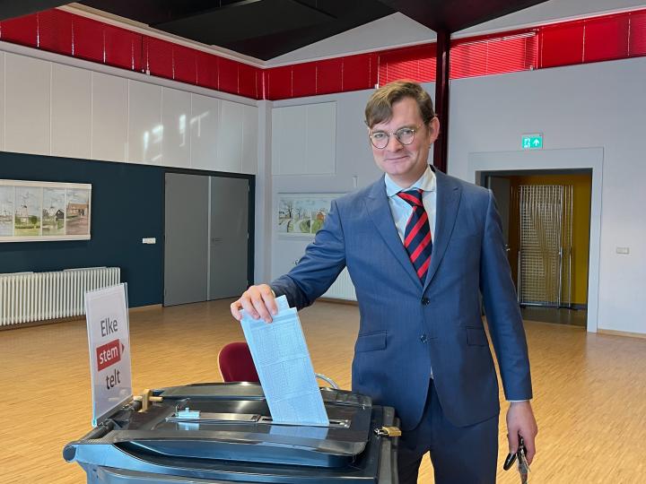 Burgemeester gooit stembiljet in stembus