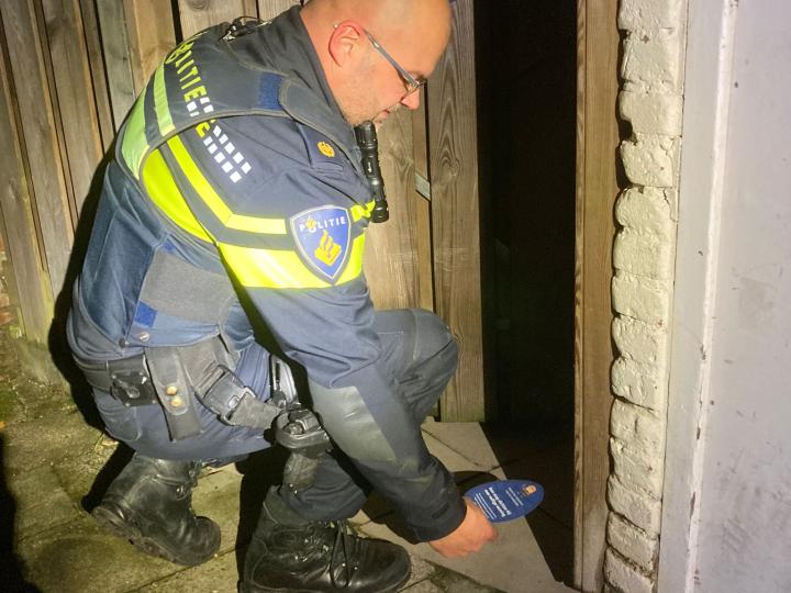 Politie schuift blauw voetje onder poort
