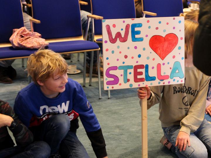 Bord met de tekst: we love Stella