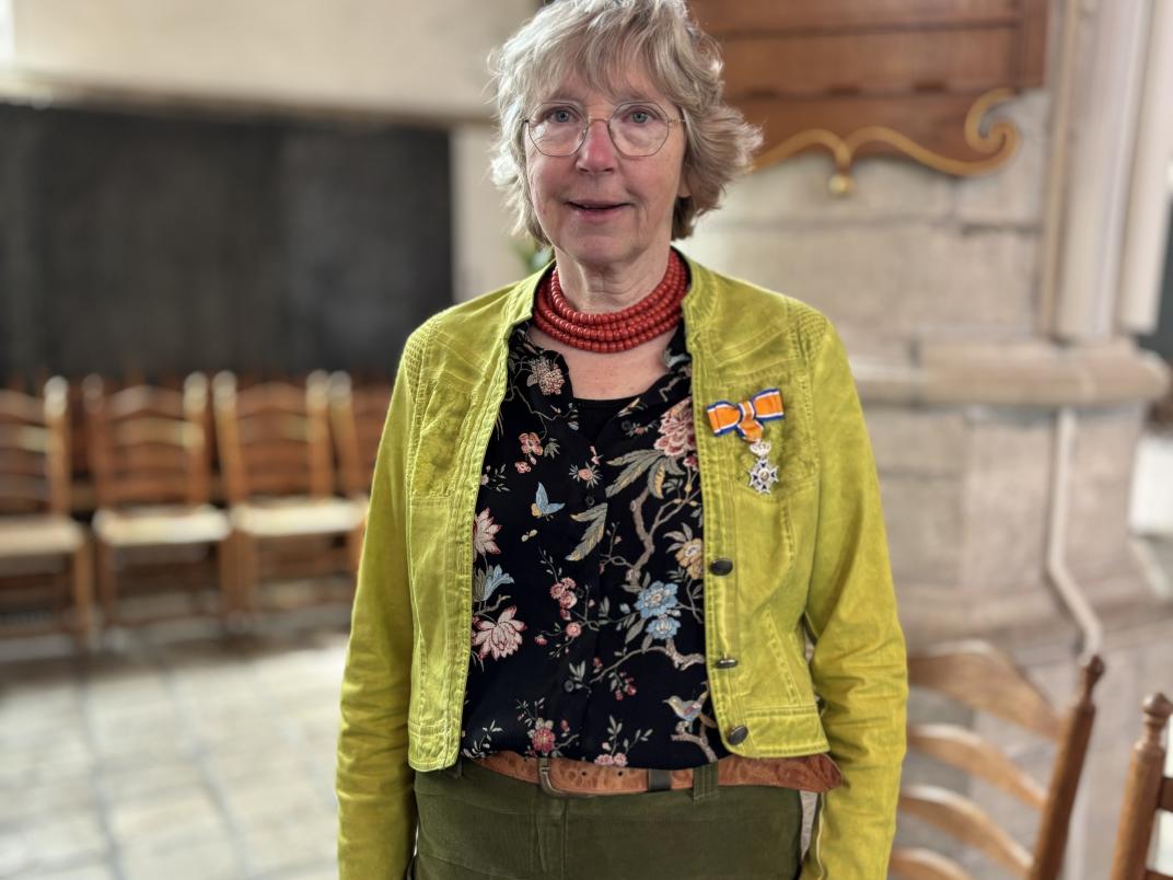 Mevrouw in kerk met lintje