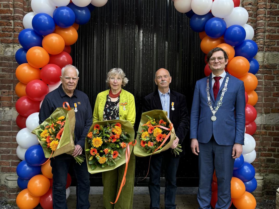 Gedecoreerden onder ballonnen boog met bos bloemen