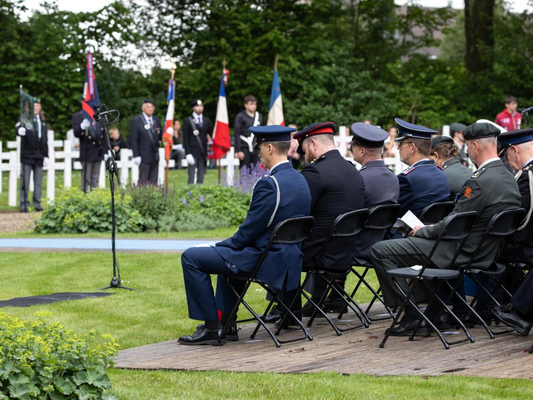 Franse militaire begraafplaats met genodigden