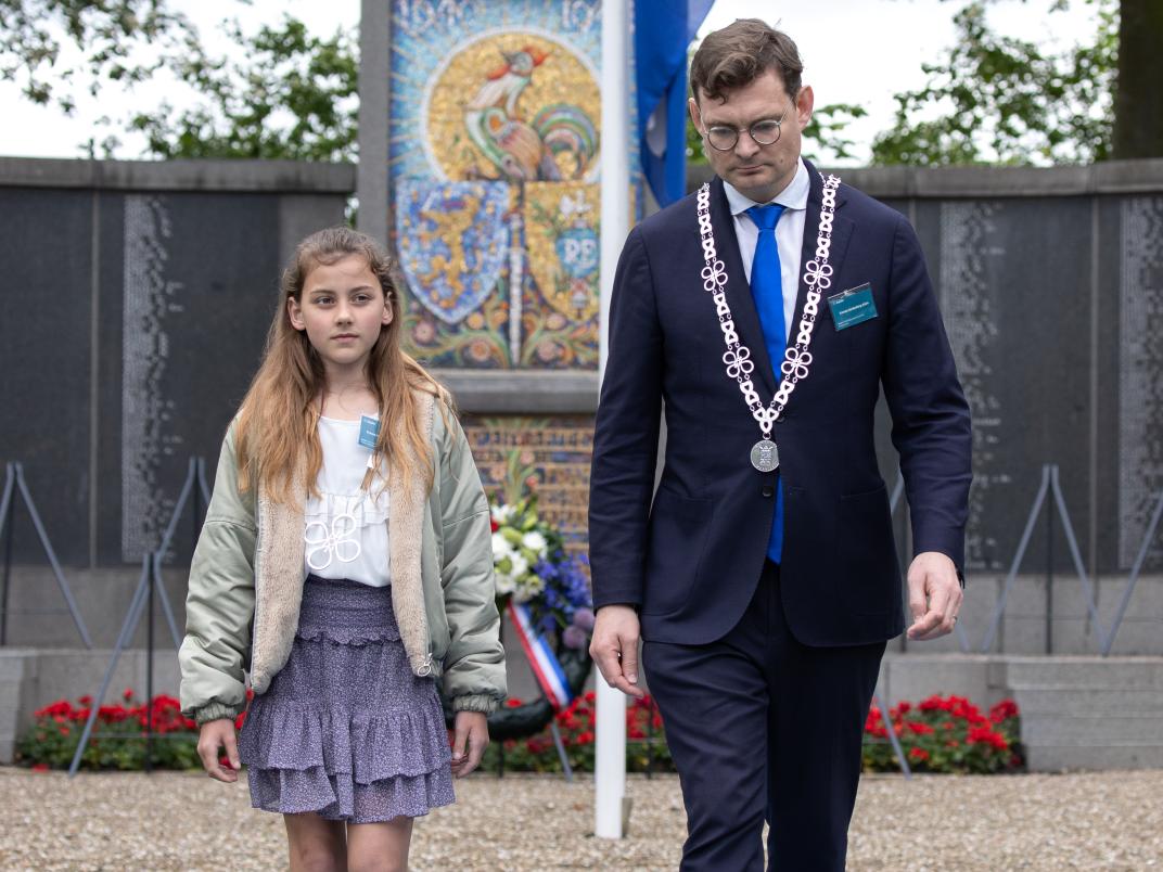 Burgemeester Constantijn Jansen op de Haar en kinderburgemeester Claire de Moort