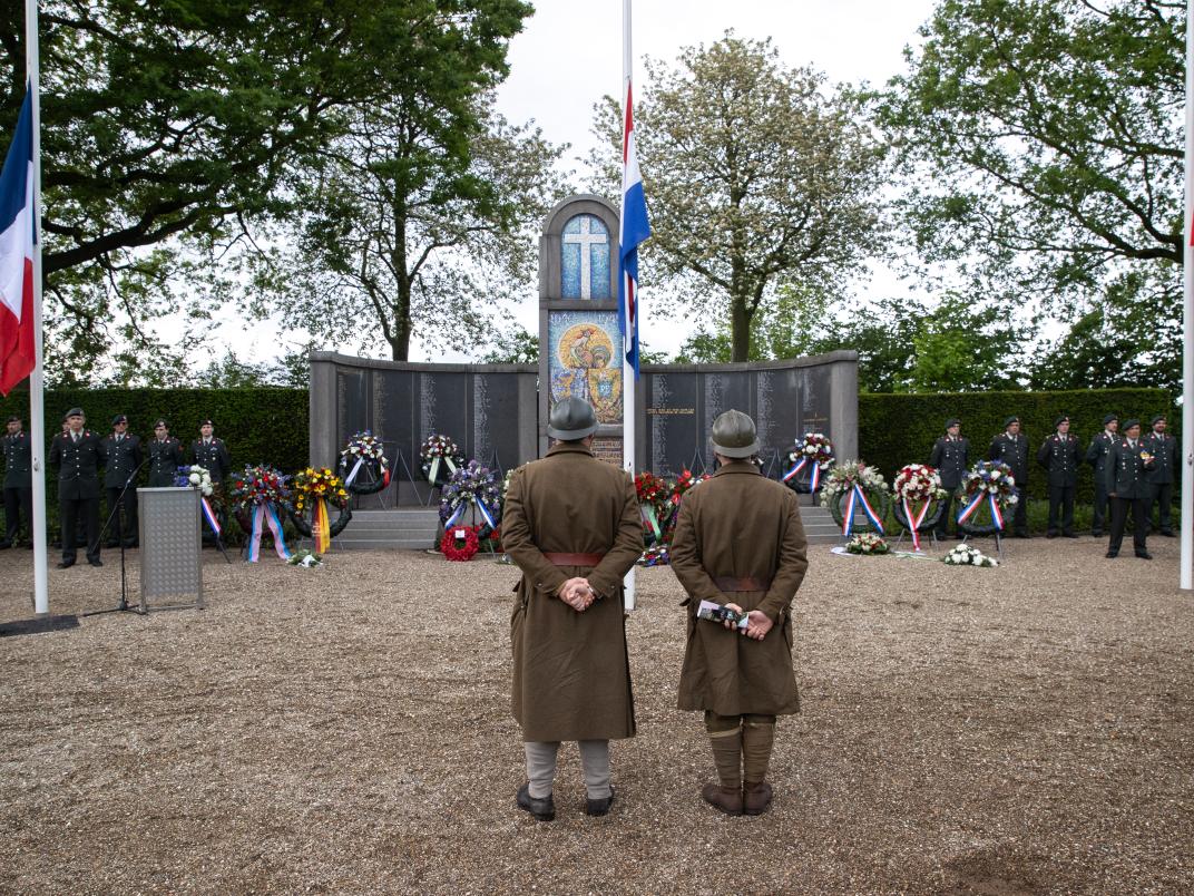 Het Franse monument met de kransen 