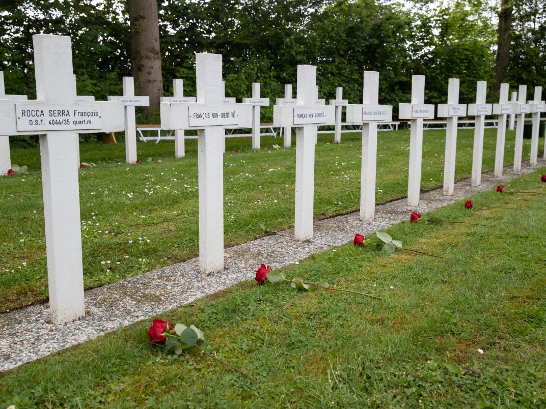 De Franse militaire begraafplaats met de graven en rozen.