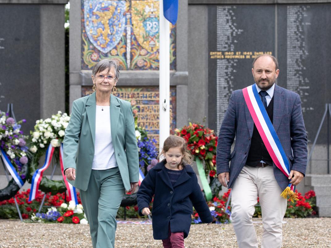 Defilé langs het monument met Mohamed Basri, ambassadeur van Marokko in Nederland