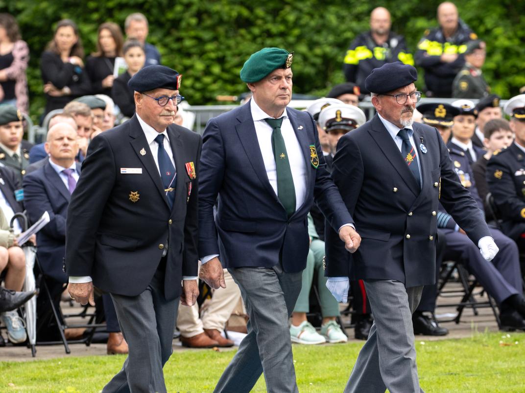 3 uitgenodigden langs het defilé op de blauwe Gemeente Kapelle loper.