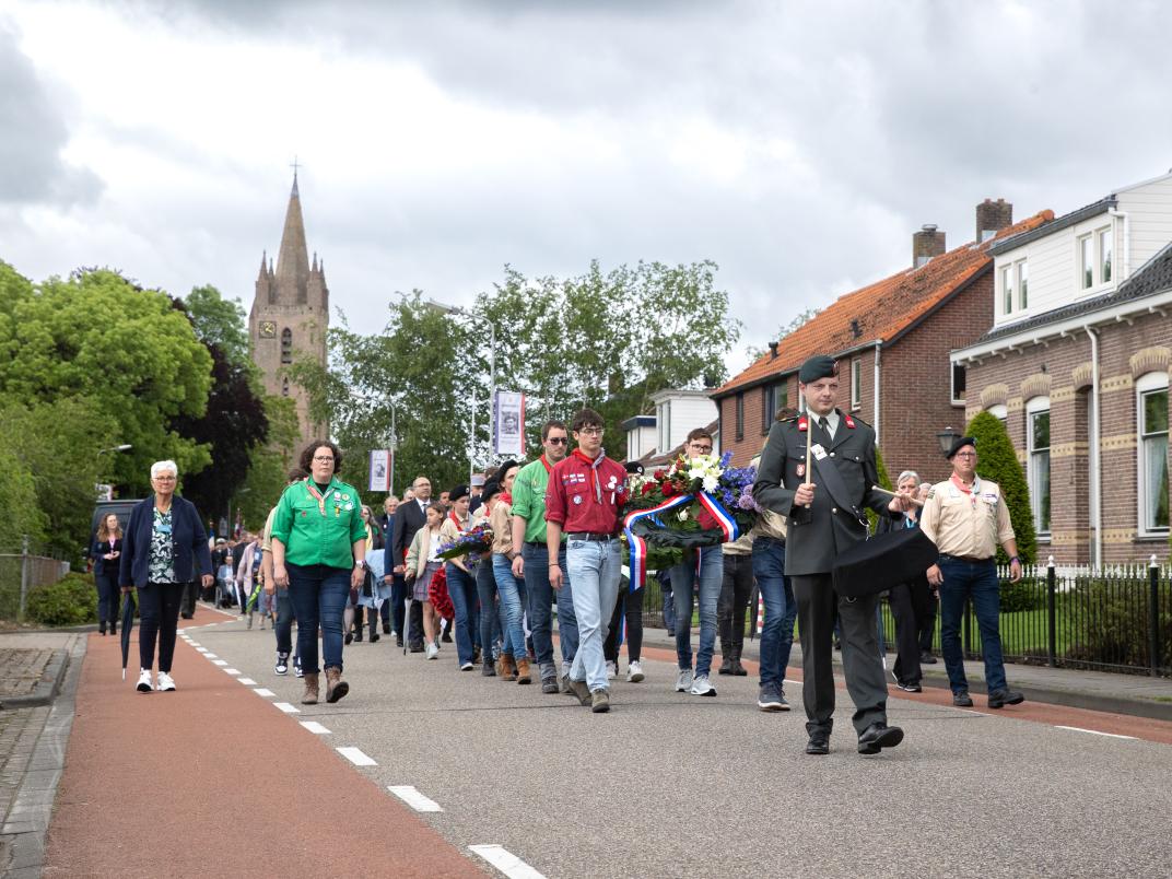 Stille tocht vanaf het gemeentehuis naar de Franse militaire begraafplaats.