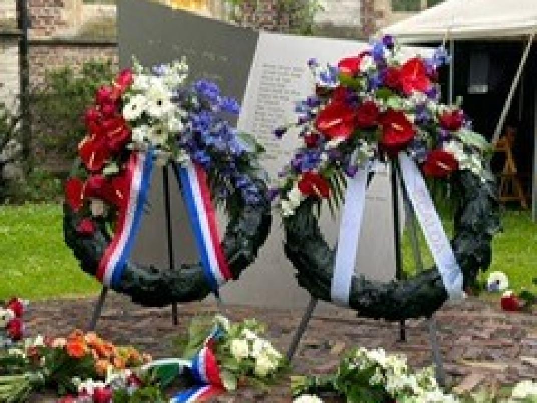 Twee Kransen voor het monument