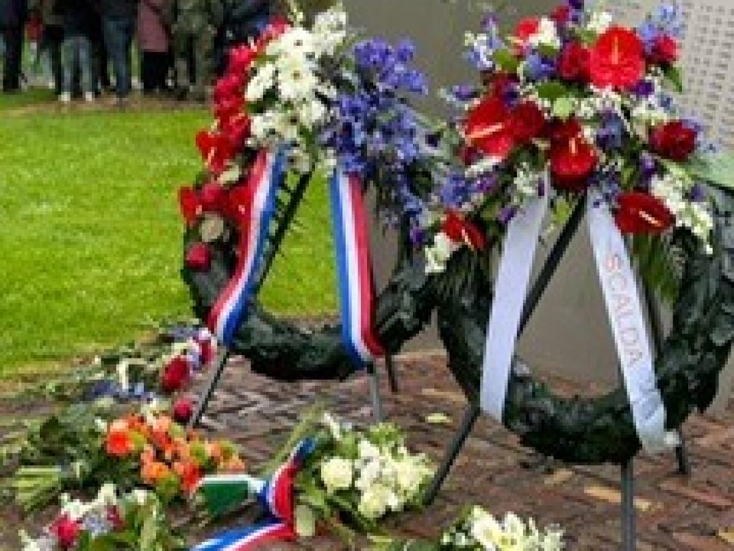 Twee kransen voor het monument