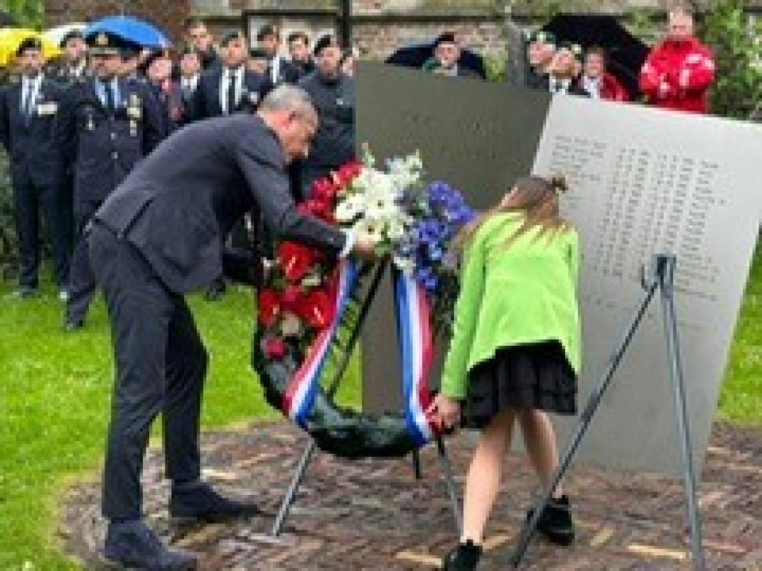 Locoburgemeester en kinderburgemeester leggen krans bij monument