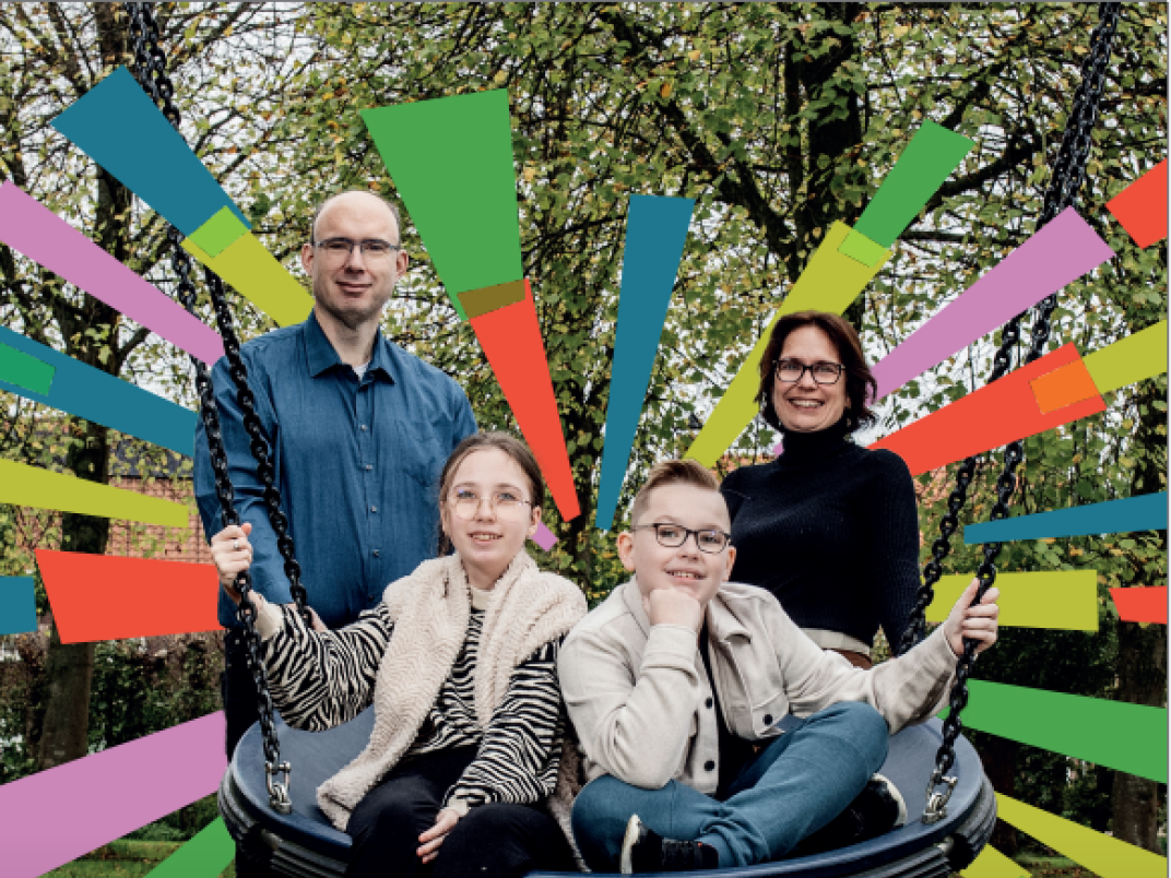 Gezin op de schommel met tekst: samen, veilig, knallen, iedereen blij