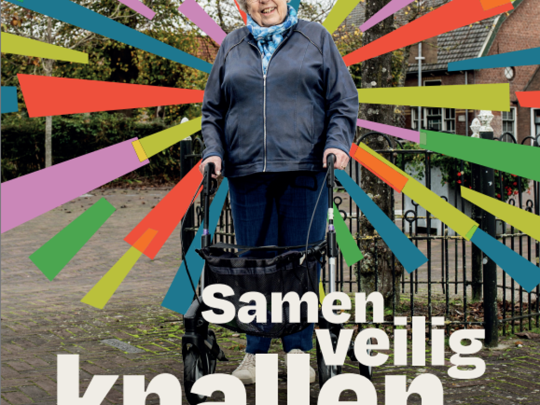 Vrouw met rollator met de tekst: samen, veilig, knallen, iedereen blij.