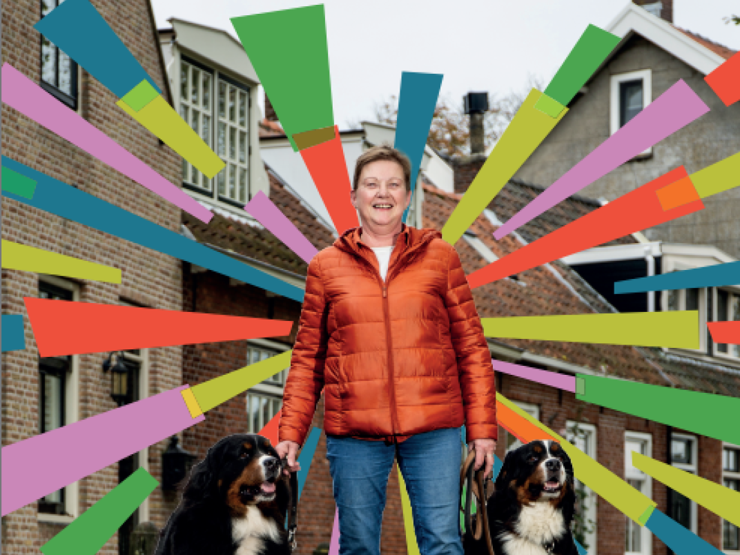 Vrouw met twee honden in Kapelle met de tekst: samen,veilig,knallen, iedereen blij