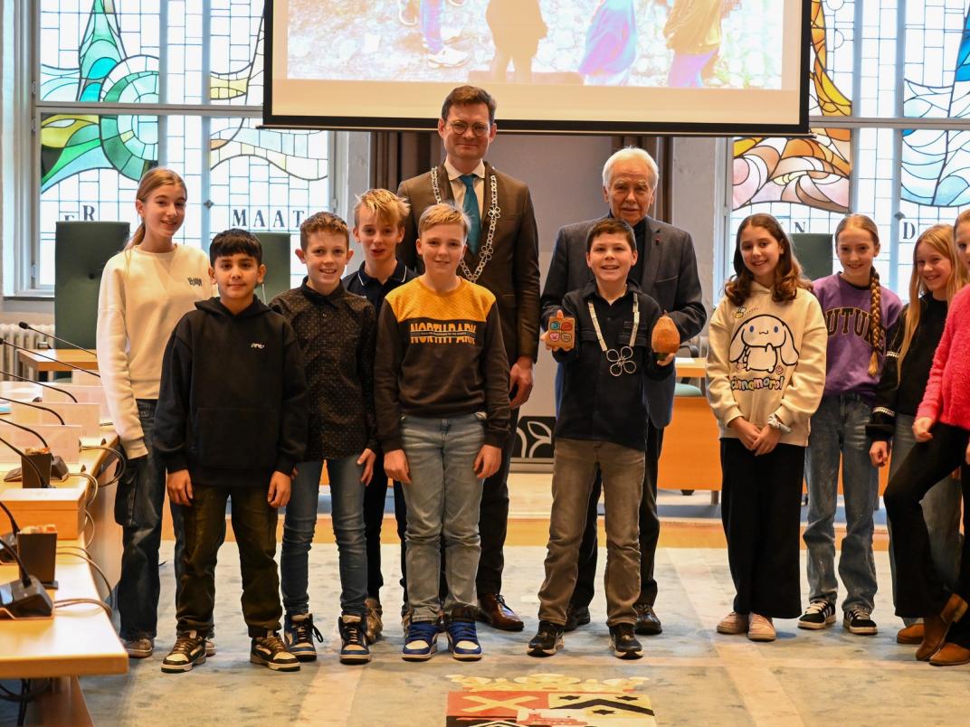 Oud-burgemeester overhandigt hamer aan kinderburgemeester