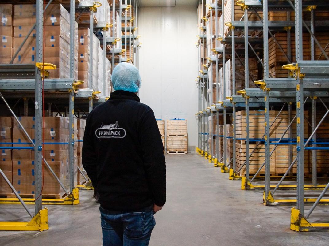 Medewerker Farm Pack in het magazijn