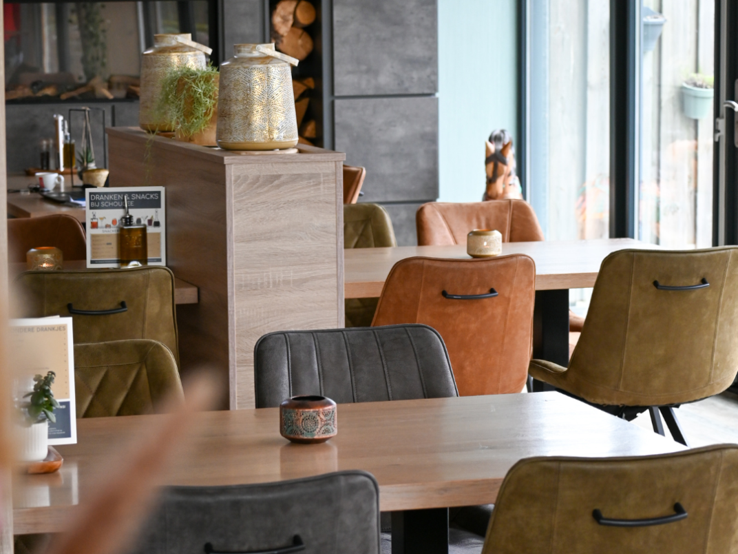 Overixhtsfoto van tafels en stoelen in brasserie Schoudee
