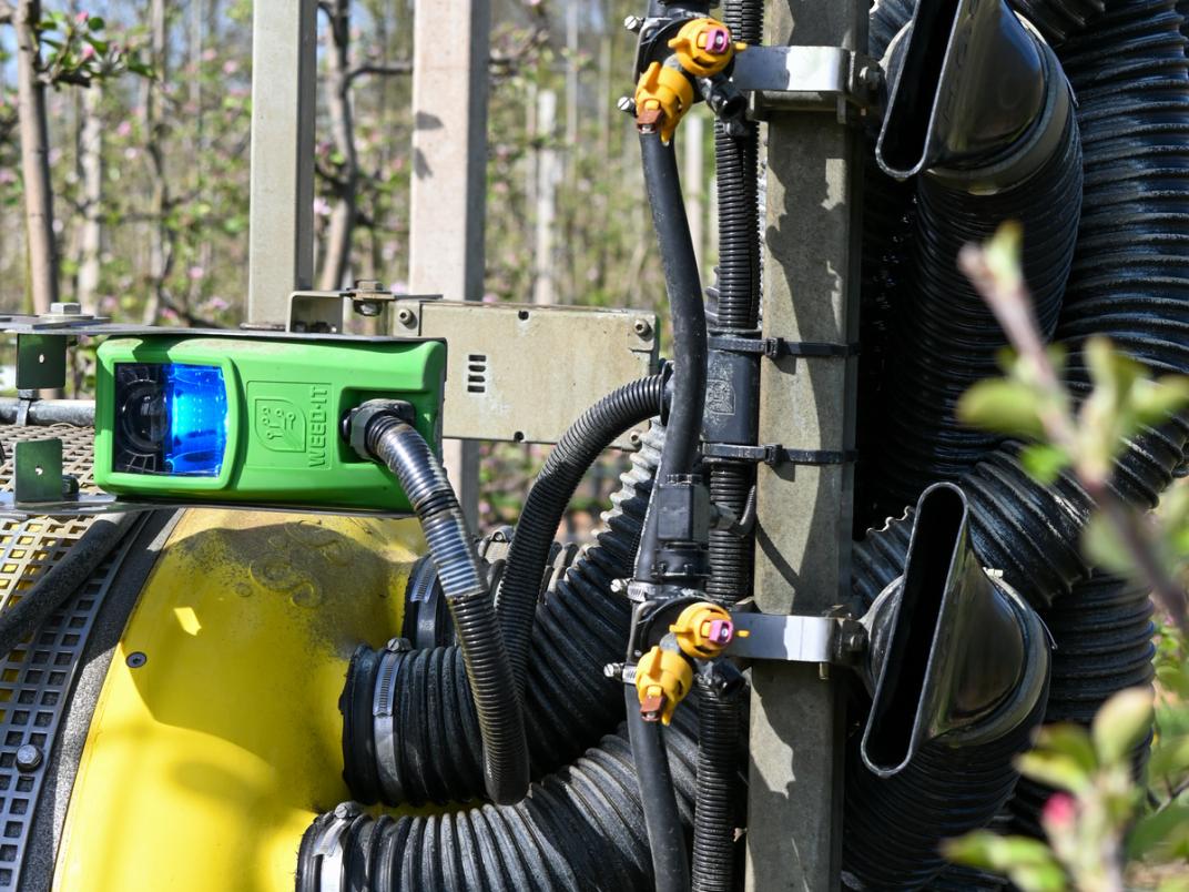 Machine in de boomgaard bij Slabbekoorn Fruit