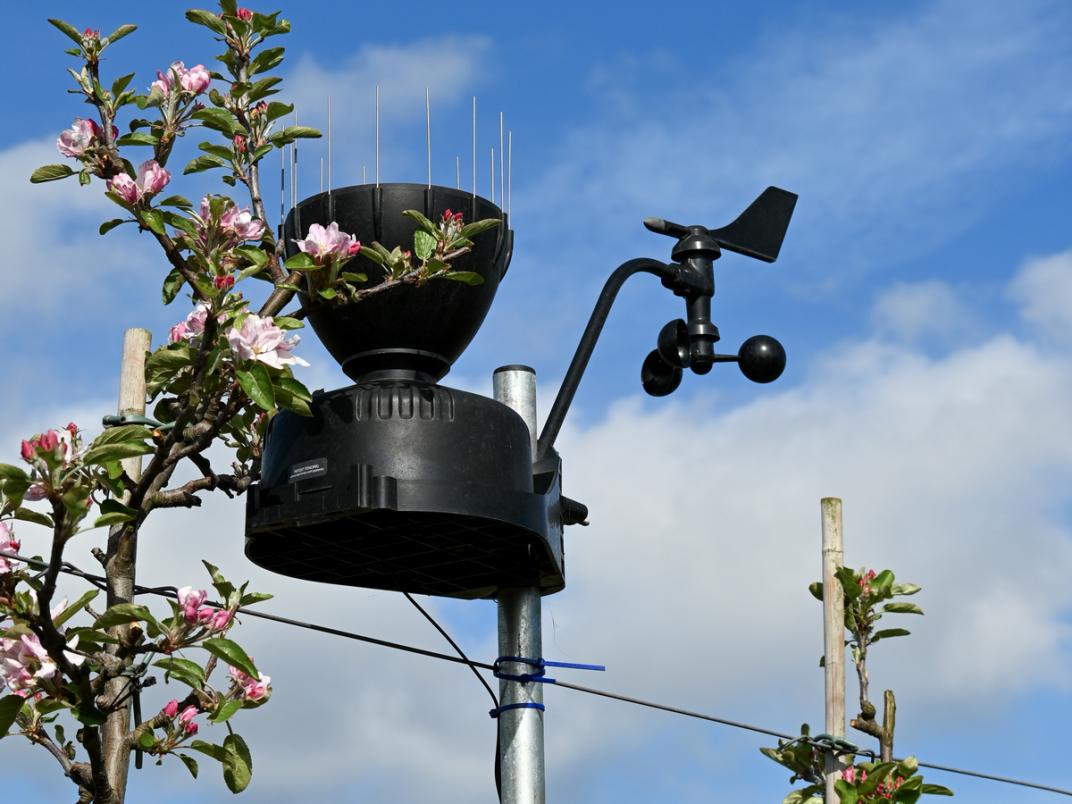 Machine in de boomgaard bij Slabbekoorn Fruit