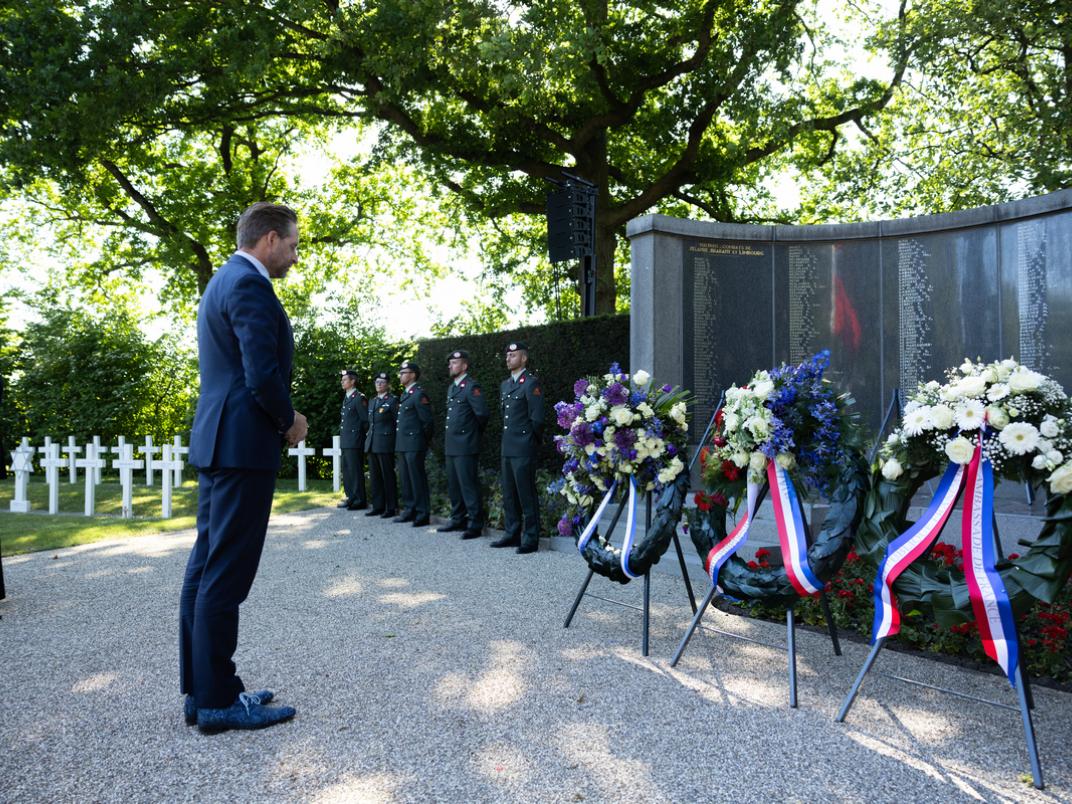 Hugo de Jonge staat stil bij monument na kranslegging