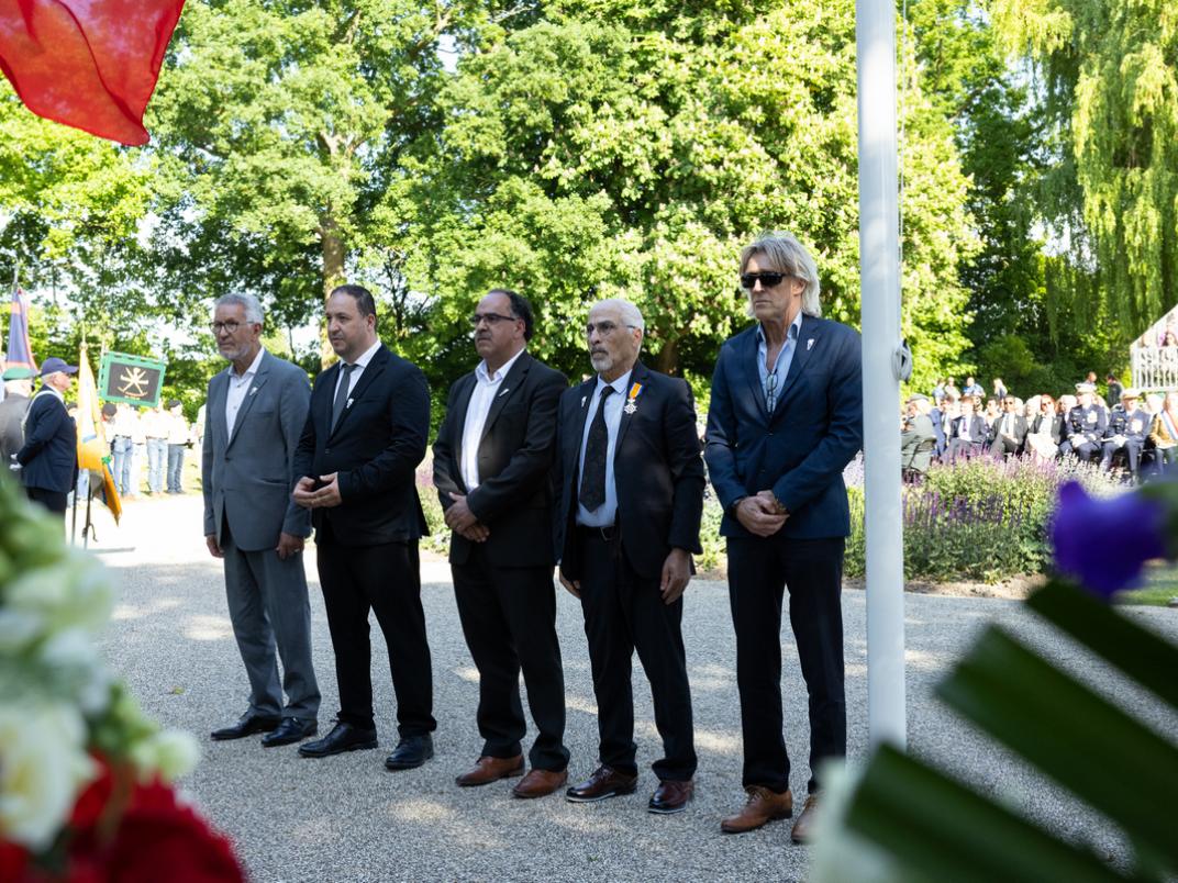 Kransleggers staan stil bij monument