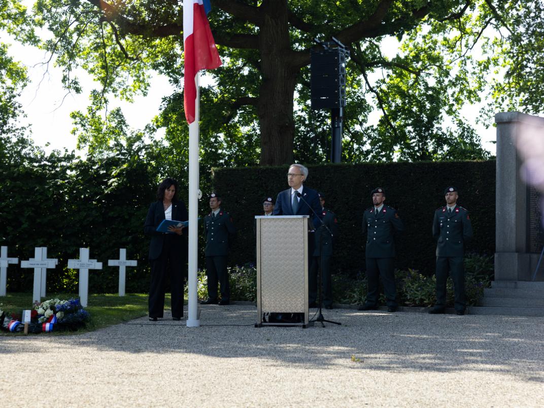 De Franse ambassadeur houdt een toespraak tijdens de Franse Herdenking