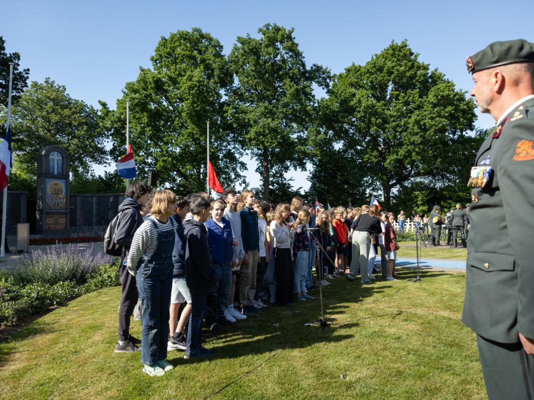 Groep kinderen zingt het Franse volkslied