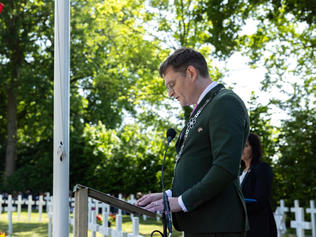 Burgemeester Constantijn Jansen op de Haar houdt een toespraak tijdens de Franse Herdenking