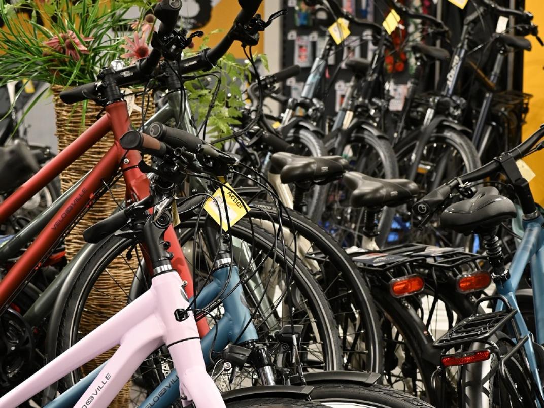 Fietsen uitgestald in een fietsenwinkel