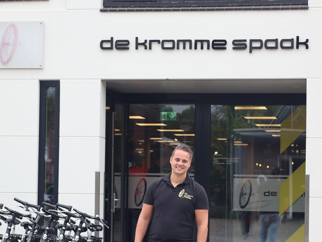 Eigenaar Art van De Kromme Spaak buiten voor de fietsenwinkel 