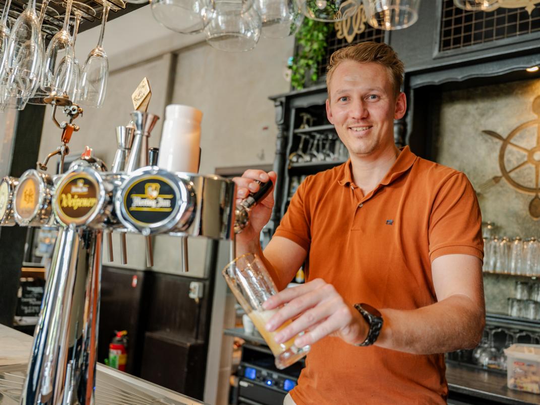 Erwin van der Linden tapt een biertje