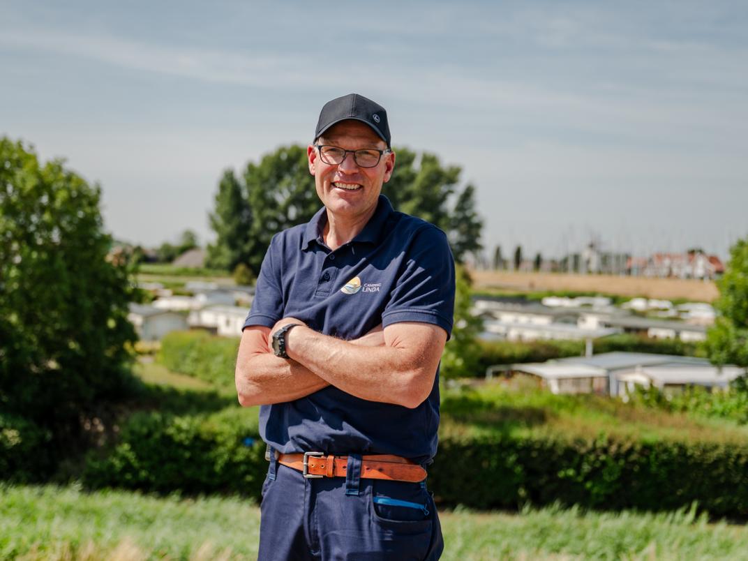 Emanuel Dekker met op de achtergrond Camping Linda