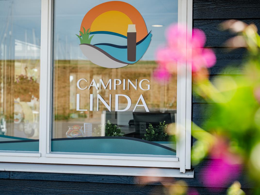 Logo van Camping Linda in het raam