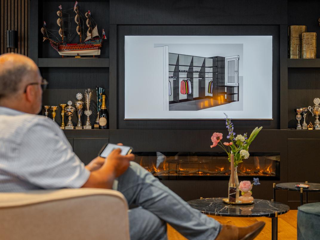 Ronald van der Hart met kast ontwerp op de tv