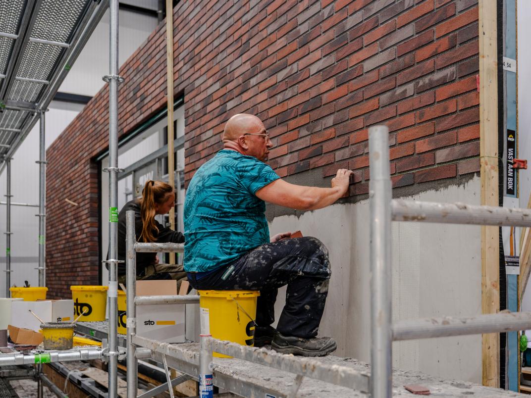 Medewerkers VKP metselen op prefab hout
