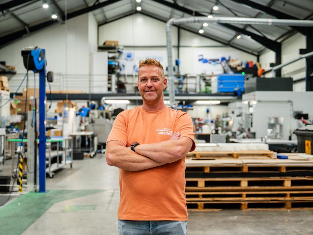 Eigenaar Pieter Schipper van Profplastic in de werkplaats