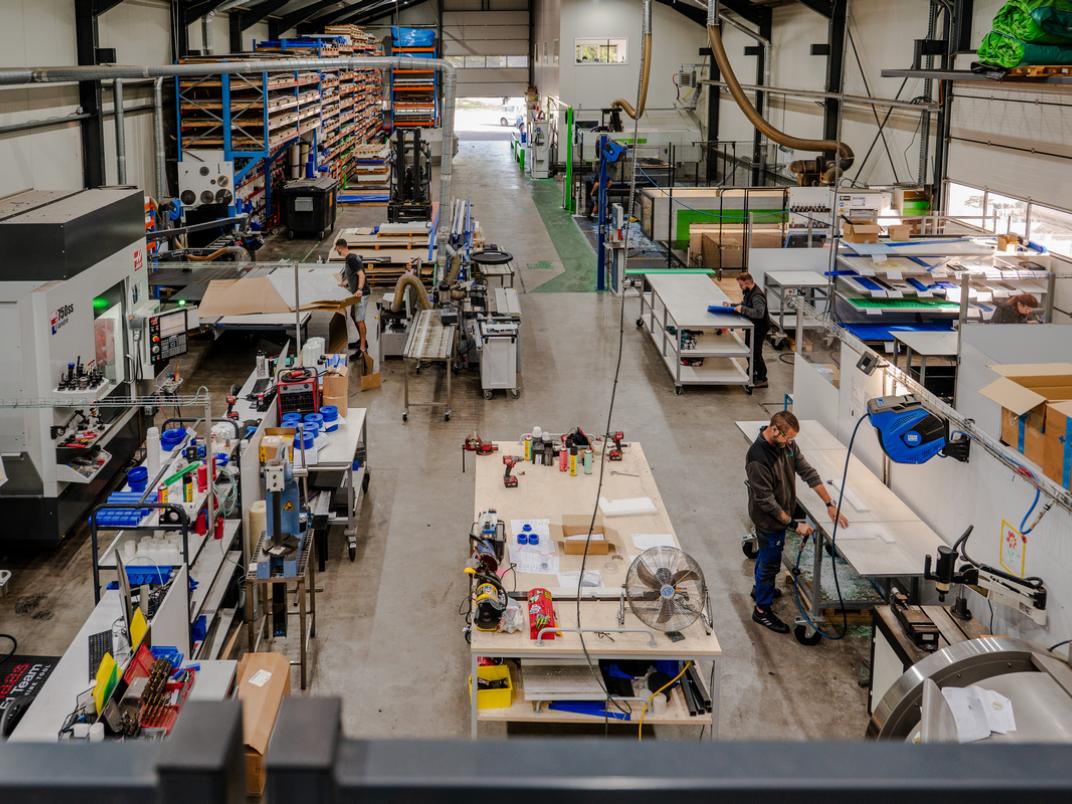 Foto vanaf boven genomen van de werkplaats van Profplastic