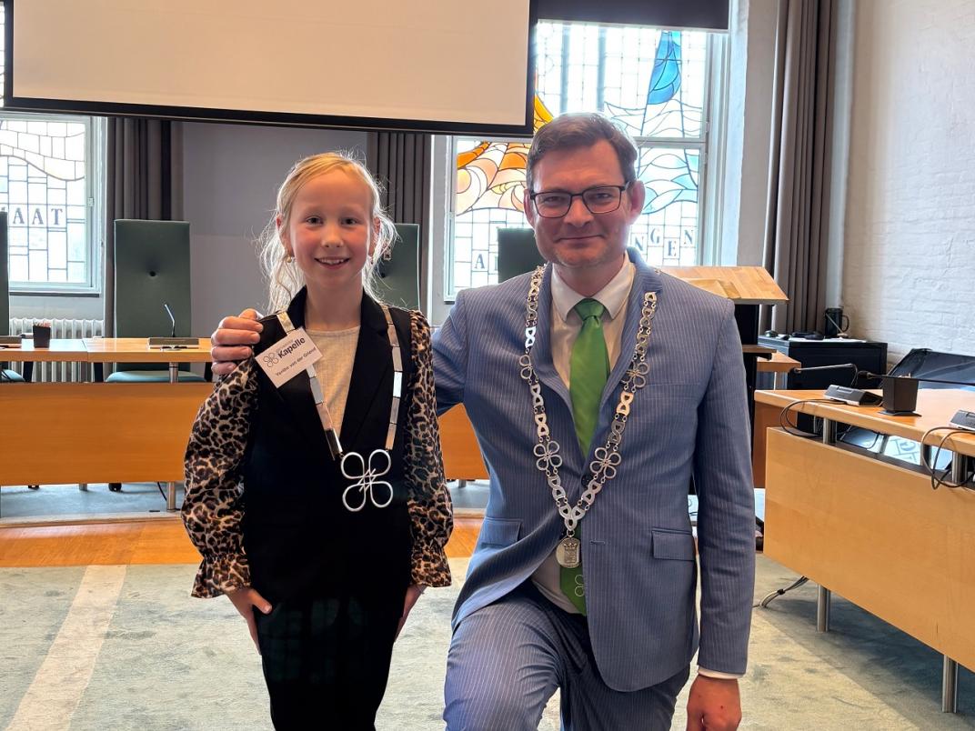 Kinderburgemeester Yenthe met burgemeester Constantijn Jansen op de Haar in de raadszaal