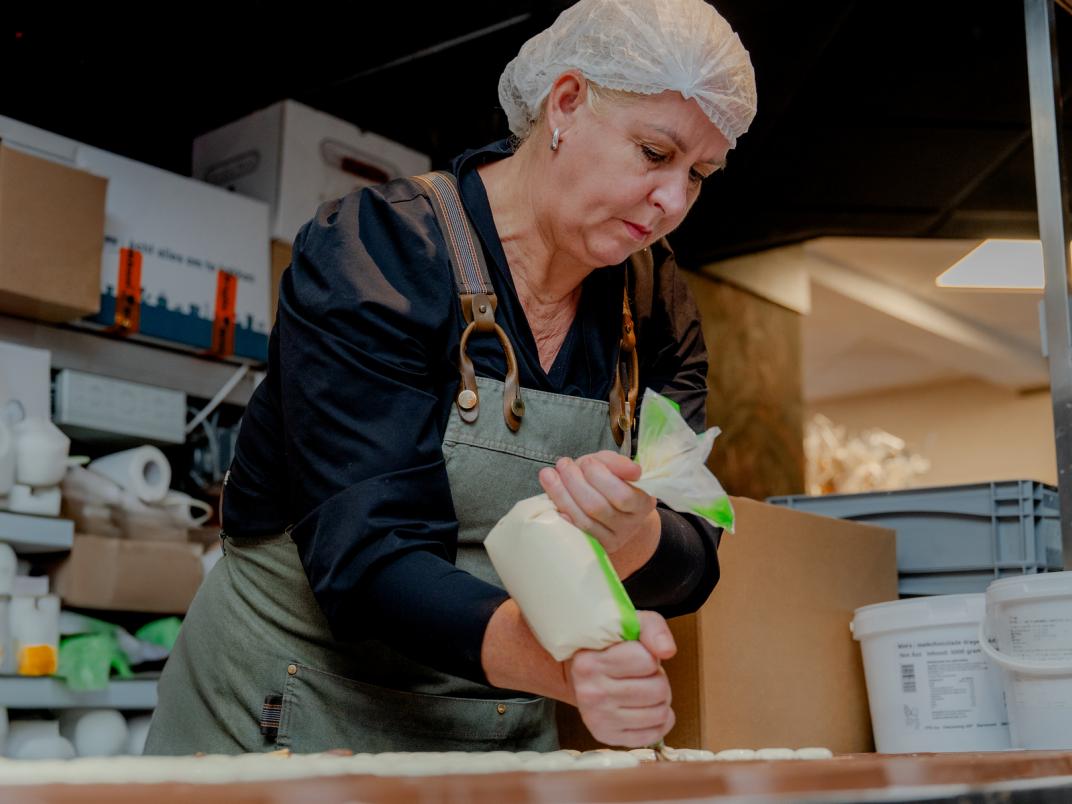 Annemieke decoreert chocolade bij Oerrrr Chocolade